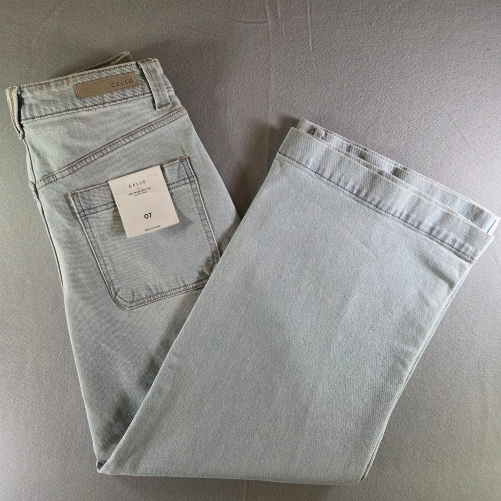 NEW Cello Womens Mid Waisted Y2K Skater Jean Light Wash Wide Leg Size 7‎